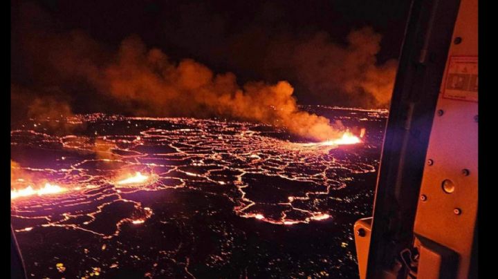 Imponentes videos del momento en que hizo erupción el volcán Grindavík, en Islandia