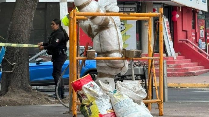 No estaba muerto, era una estatua; un policía acordonó el área pensando que era un cadáver