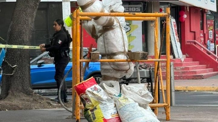 No estaba muerto, era una estatua; un policía acordonó el área pensando que era un cadáver