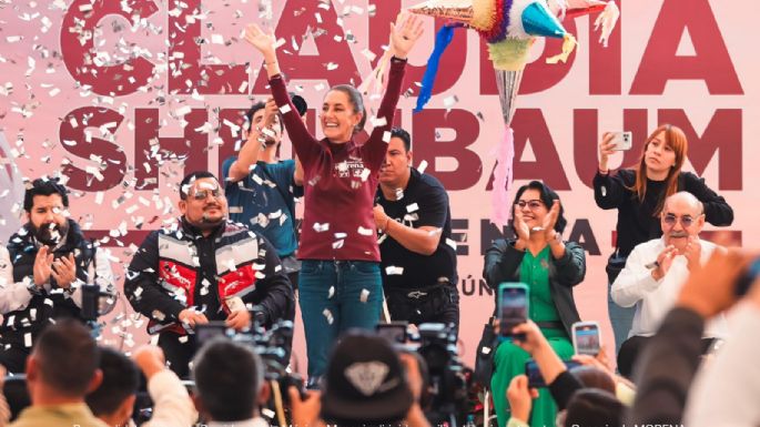 Sheinbaum suple Himno Nacional por villancicos y piñatas en cierres de mítines