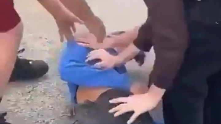 Adolescentes propinan golpiza a compañero de escuela y le fracturan el cráneo (Video)