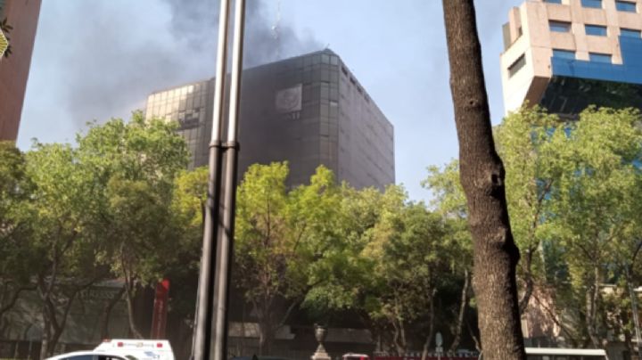 Se incendia edificio que pertenecía al ISSSTE sobre Paseo de la Reforma; se intoxicó una mujer