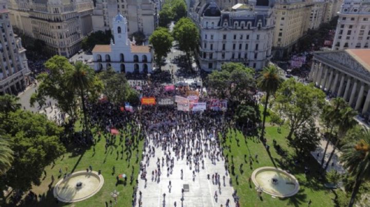Miles de manifestantes desafían en Argentina el ajuste de Milei en protestas sin mayor violencia