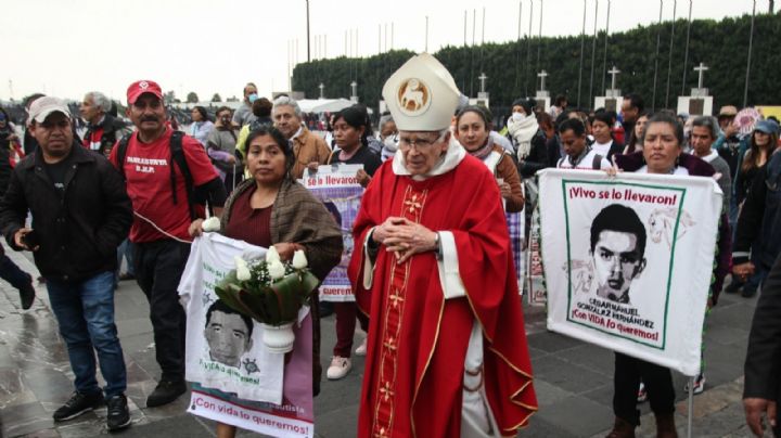 En peregrinación a la Basílica, familiares de los estudiantes de Ayotzinapa exigen justicia