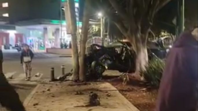 Jóvenes destrozan auto al chocar contra un árbol en Miguel Ángel de Quevedo; murieron tres