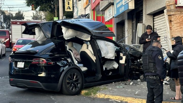 Video: Así destrozó una mujer su Tesla en la alcaldía Álvaro Obregón