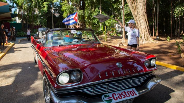 Cápsula del tiempo en movimiento: Autos clásicos compiten en rally en Cuba