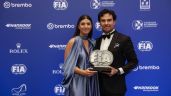 Sergio “Checo” Pérez recibe su trofeo como subcampeón de la Fórmula 1