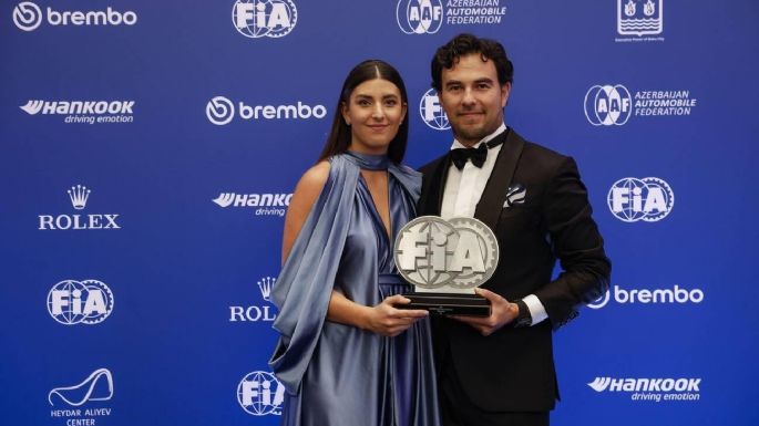 Sergio “Checo” Pérez recibe su trofeo como subcampeón de la Fórmula 1