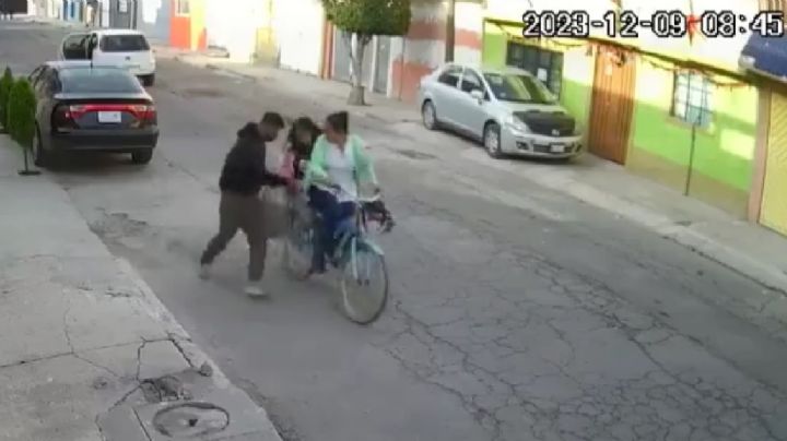 A golpes de bolsa y empujones, mujer impide el rapto de su hija en Ecatepec, Estado de México
