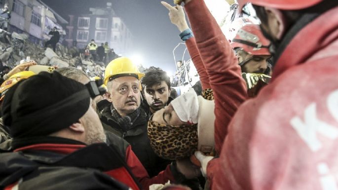 Turquía: rescatan a un matrimonio vivo de entre los escombros a ocho días del sismo (Video)