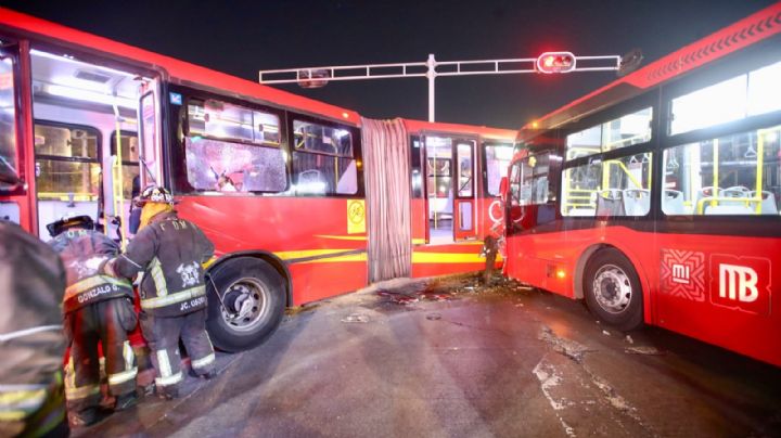 Conductores de Metrobús que chocaron en Reforma no iban ebrios: Semovi