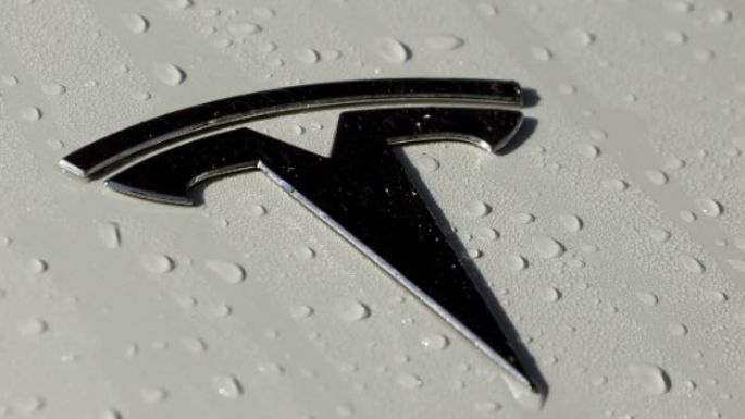 EU investiga a Tesla por informes de volantes que se caen