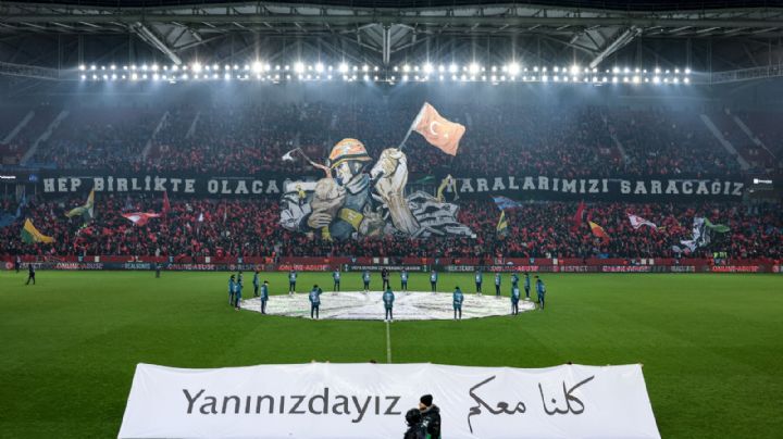 Proteo es homenajeado en el partido entre el Trabzonspor y Basel de la UEFA Conference League