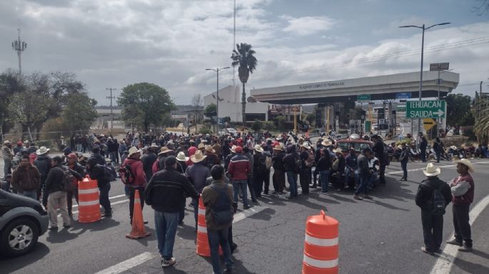 Pobladores de Coyomeapan toman caseta de acceso a Tehuacán, Puebla