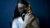 El saxofón, aliento para María Elena Ríos, la artista mexicana atacada con ácido