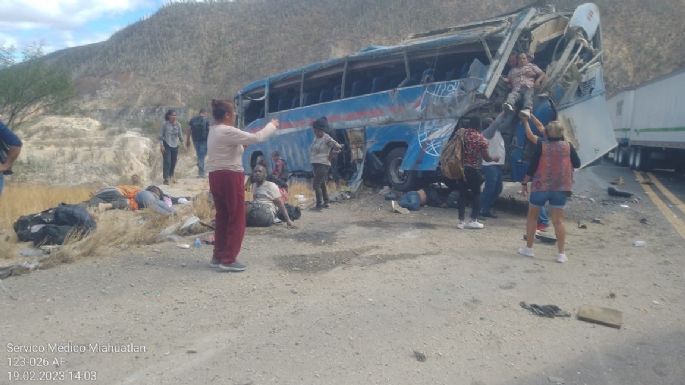 Once migrantes mueren al volcar autobús en la carretera Cuacnopalan-Oaxaca