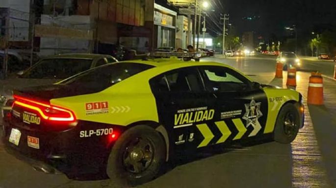 Adolescentes torturan a un perro al pasar una motocicleta por encima del animal en SLP