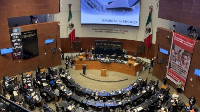 Duelo de mantas en el Senado: "García Luna no se toca" vs "Todos al Zócalo"