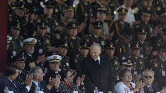 Gertz Manero acompaña a AMLO en el Día de la Bandera; Norma Piña, ausente