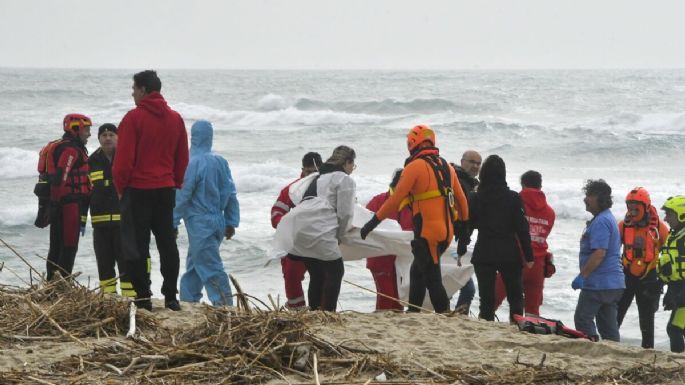 Un bote con migrantes naufraga en Italia; hay 43 muertos