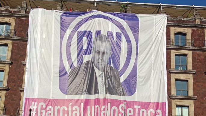 Previo a marcha en favor del INE colocan mega manta de García Luna y luego la quitan (Video)