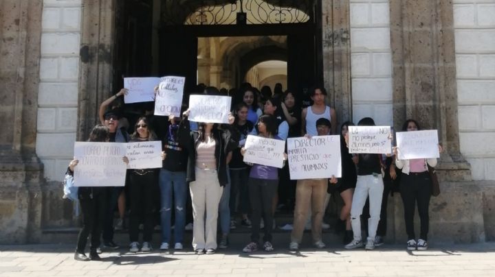 Denuncian agresión sexual contra alumna de Prepa 1 de la UdeG ; estudiantes protestan