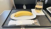 Viajero pide menú vegano durante un vuelo... y le llevan un plátano