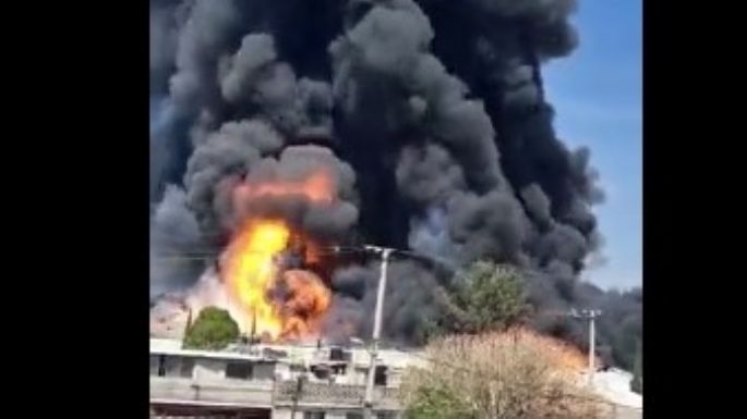 Incendio en planta de envases de plástico alerta a vecinos de Xalostoc, Ecatepecc