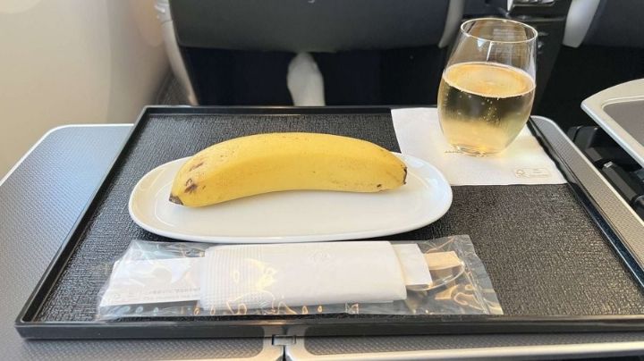 Viajero pide menú vegano durante un vuelo... y le llevan un plátano