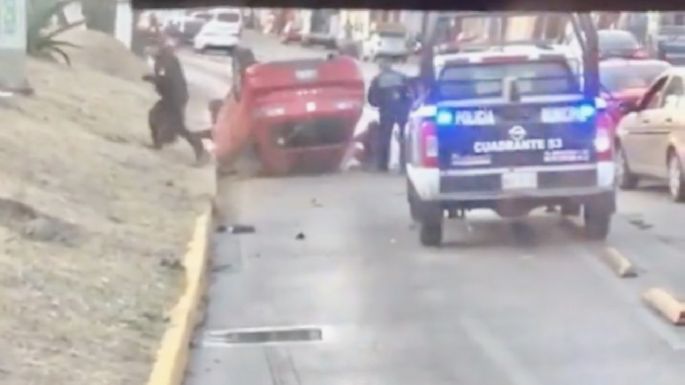 Policía se roba una mochila de un vehículo que se volcó en Ecatepec (Video)