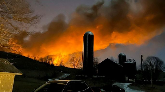 Desalojan población en Ohio tras descarrillamiento de tren y fuerte incendio (Videos)