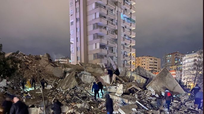 Terremoto magnitud 7.8 derriba edificios en Turquía y Siria (Video)