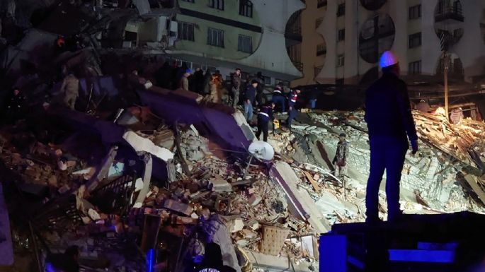 Terremoto de 7.8 golpea Turquía y Siria y mata a mil 300 personas