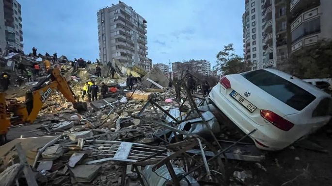 Ascienden a más de 5 mil los muertos a causa de los terremotos en Turquía y Siria