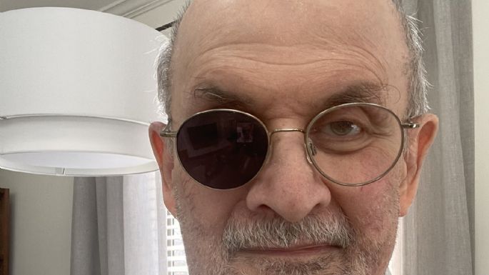 Reaparece Salman Rushdie, escritor condenado a muerte por Irán, después del atentado que sufrió en Nueva York