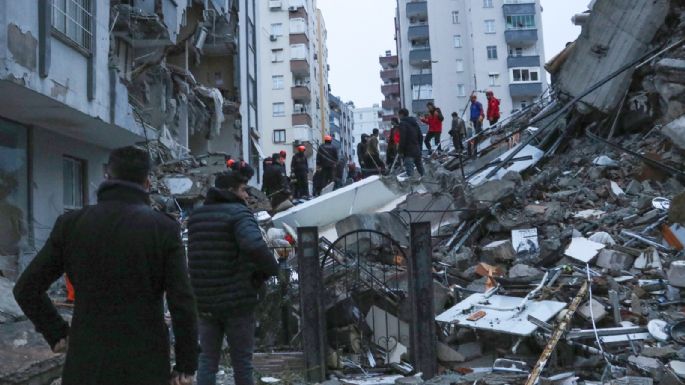 México mandó "equipo de especialistas bien entrenados" a Turquía para ayudar tras terremoto: Ebrard