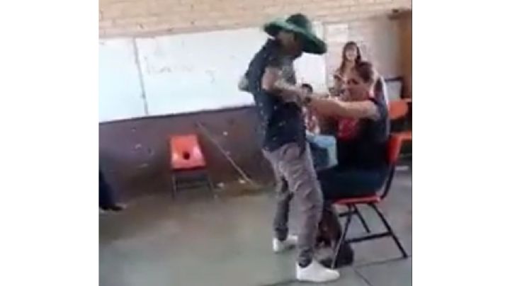 Captan a maestra de Bachilleres “perreando” con alumnos; ya fue suspendida (Video)