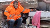 Se viraliza la imagen de un papá que no suelta la mano de su hija muerta por el sismo en Turquía