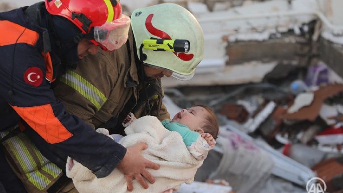 Madre y su bebé son rescatados tras 29 horas bajo los escombros de un edificio en Turquía (Video)