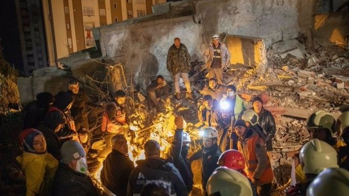 Las autoridades elevan a 8 mil 100 el balance de muertos por los terremotos de Turquía y Siria