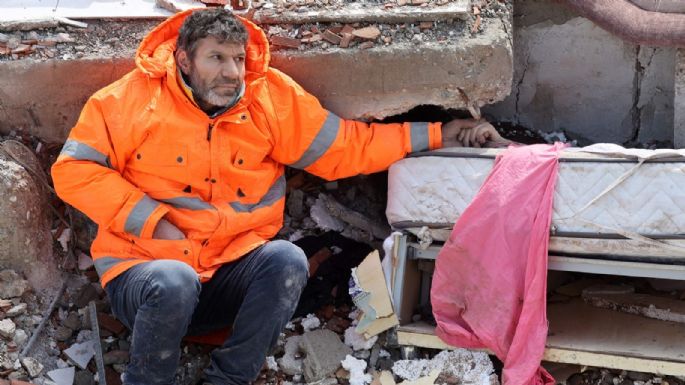 Se viraliza la imagen de un papá que no suelta la mano de su hija muerta por el sismo en Turquía