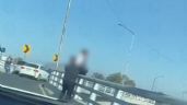 Policía evita el suicidio de un joven en un puente de Xochimilco (Video)