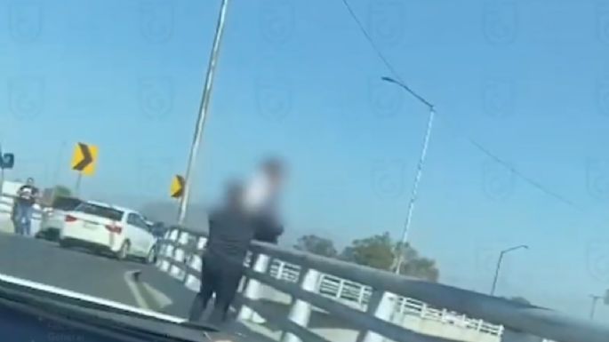Policía evita el suicidio de un joven en un puente de Xochimilco (Video)