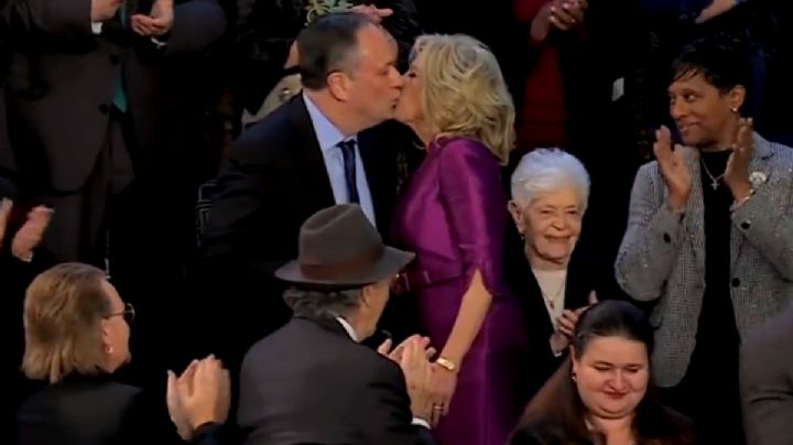La primera dama de EU, Jill Biden, besa en los labios al esposo de Kamala Harris