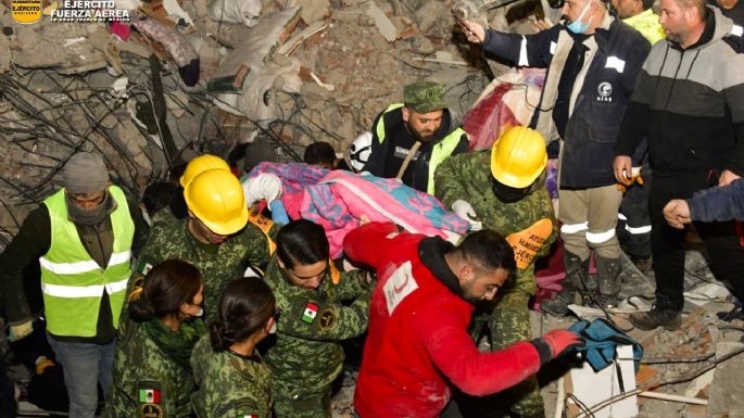 Elementos de la Sedena rescatan a mujer con vida tras terremotos en Turquía (Video)