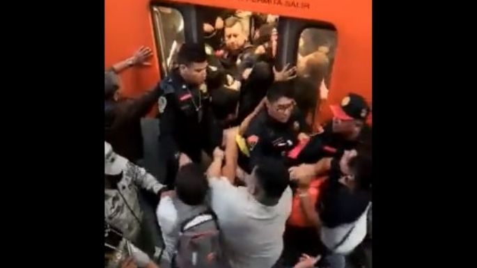 Pelea entre presuntos vagoneros y policías provoca retrasos en la Línea 2 del Metro (Video)