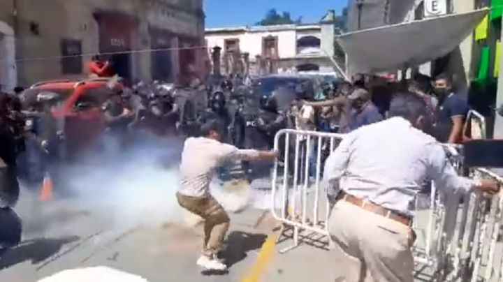 Desalojan a habitantes de Santiago Xiacuí que bloquearon el Palacio de Gobierno de Oaxaca