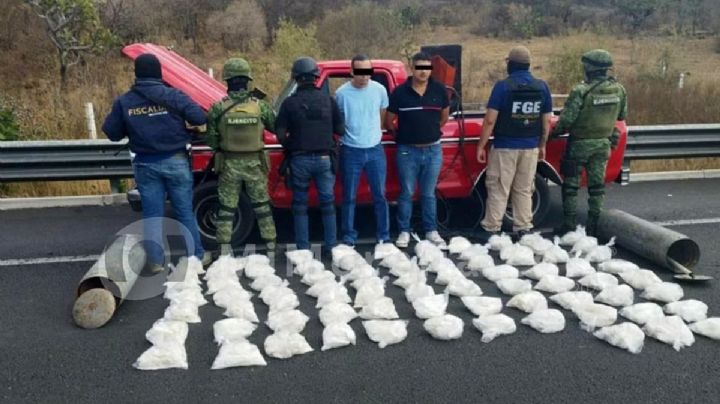 Decomisan 80 kilos de metanfetamina y armas a dos sujetos en Michoacán