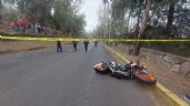 Motociclistas rebasan en sentido contrario, chocan de frente con un auto y luego los atropellan